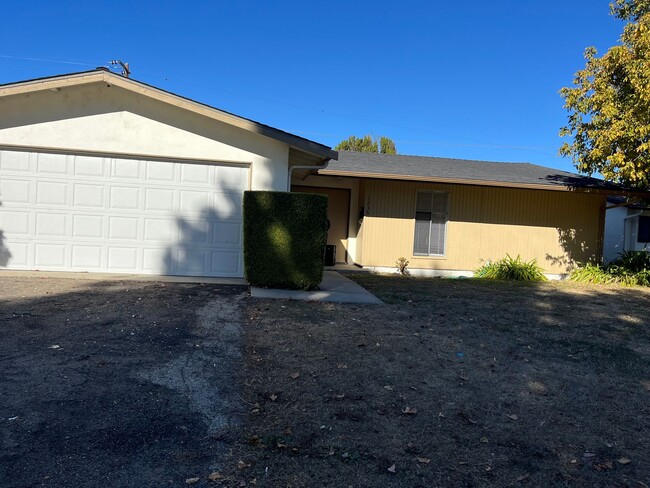 Building Photo - 3 Bedroom 2 Bathroom House W/ Garage Avail...