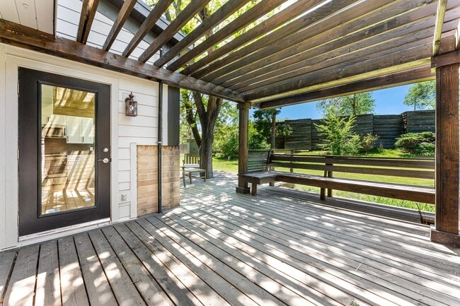 Building Photo - Stunning 4-bedroom / 3-bathroom townhome i...