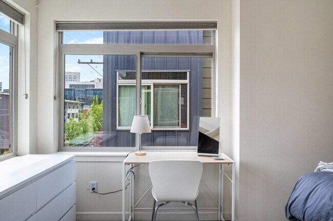 Building Photo - 1220 E Columbia St