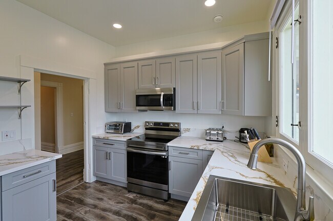 Building Photo - 910 W 23rd St