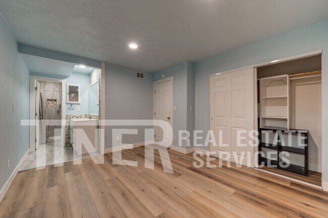 Building Photo - 324 Bridge Pl