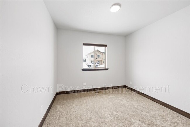 Building Photo - 4046 Snowberry Ave