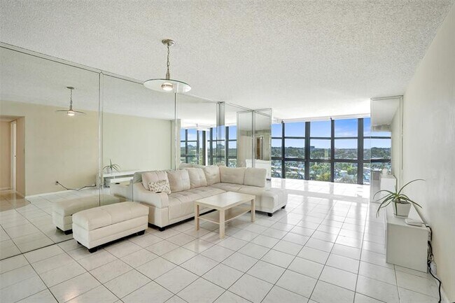 Building Photo - 1000 Parkview Dr