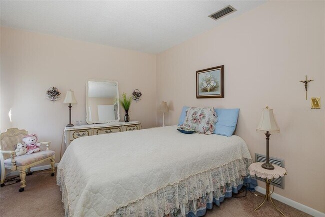 Building Photo - 8015 San Fernando Dr