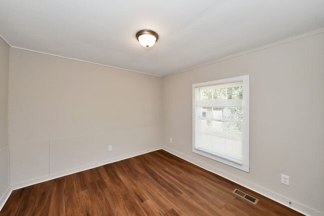 Building Photo - Newly Renovated Beauty in Pinson!