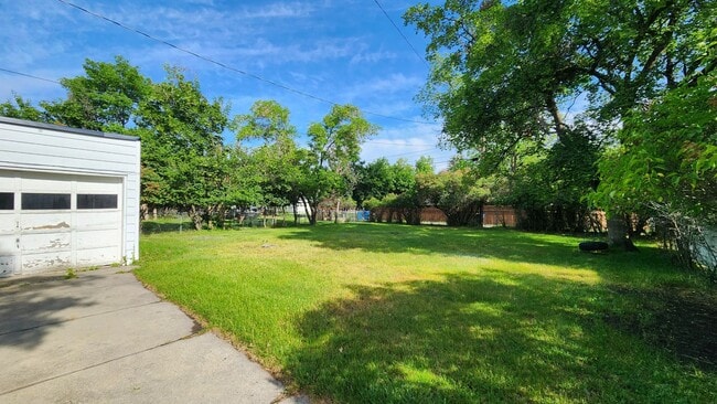 Building Photo - Beautiful University Area Home