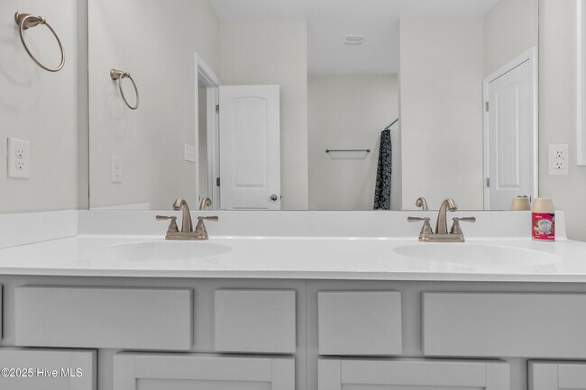 Building Photo - 1115 Carteret Mnr Dr