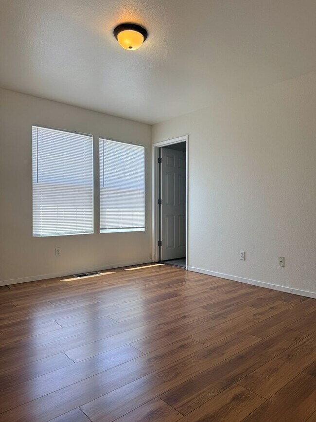 Building Photo - Don’t Miss Out on this 3/2.5 home