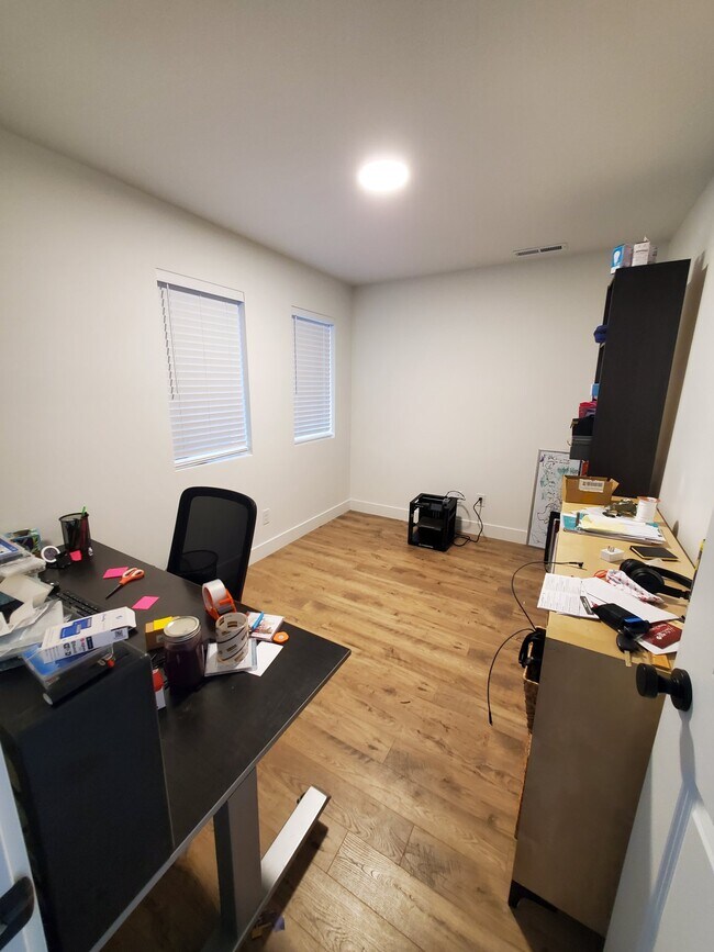 Building Photo - 1590 S 900 W