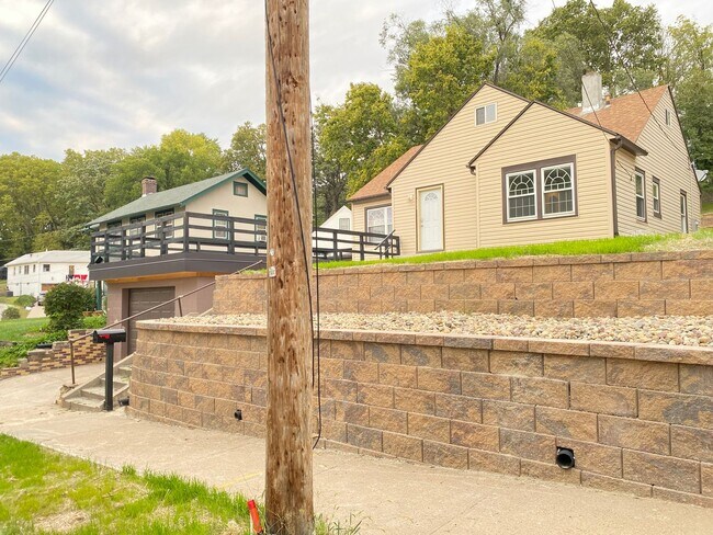 Building Photo - Beautifully updated 5 bed 2 bath house $2200