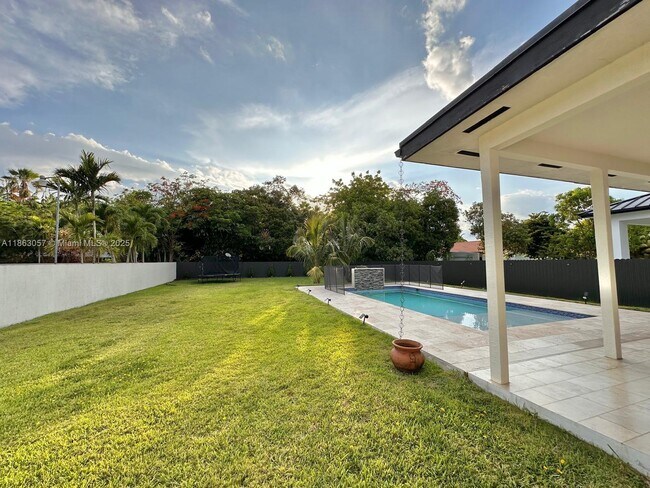 Building Photo - 15750 SW 90th Ave