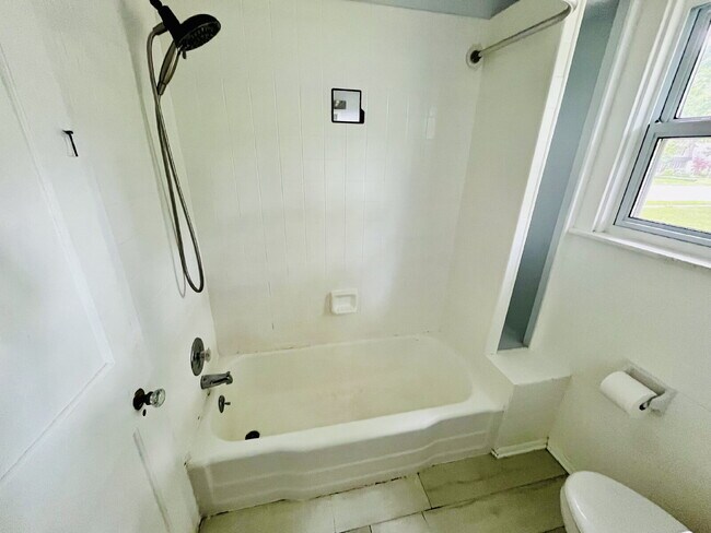 Building Photo - Charming 2-Bedroom Gem in Royal Oak – Walking Distance to Downtown!