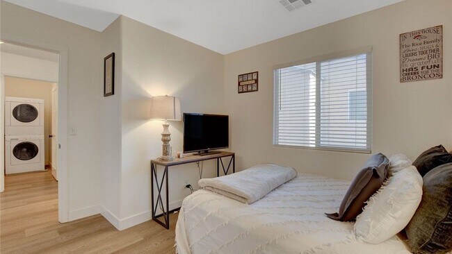 Building Photo - 9291 Hollander Ave