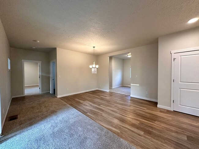 Building Photo - 742 NE Union Loop