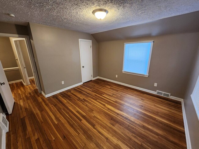 Building Photo - Charming 4-Bedroom Property in Prime Location