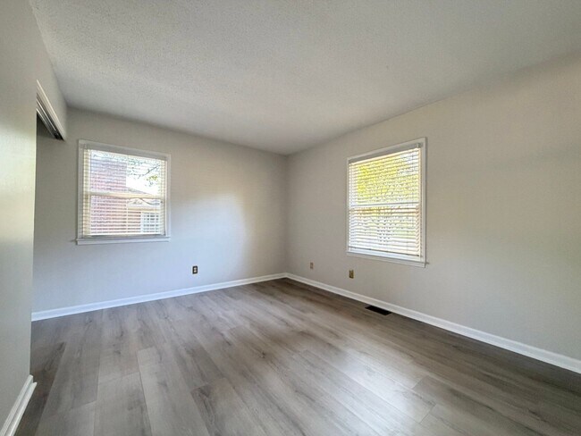 Building Photo - 121 Westview Dr
