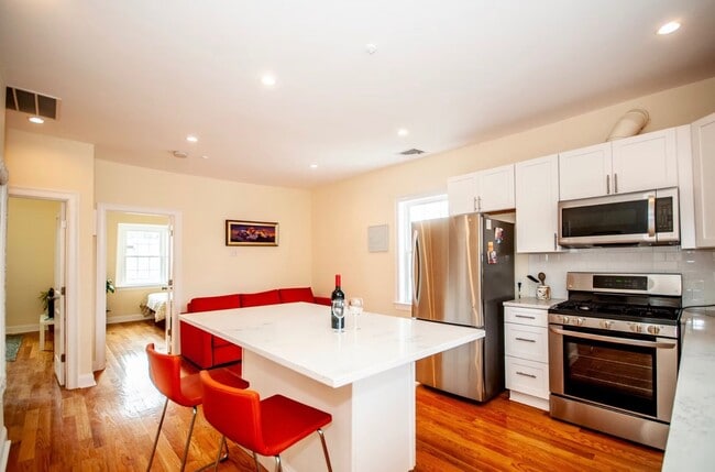 Building Photo - 80 Marion St