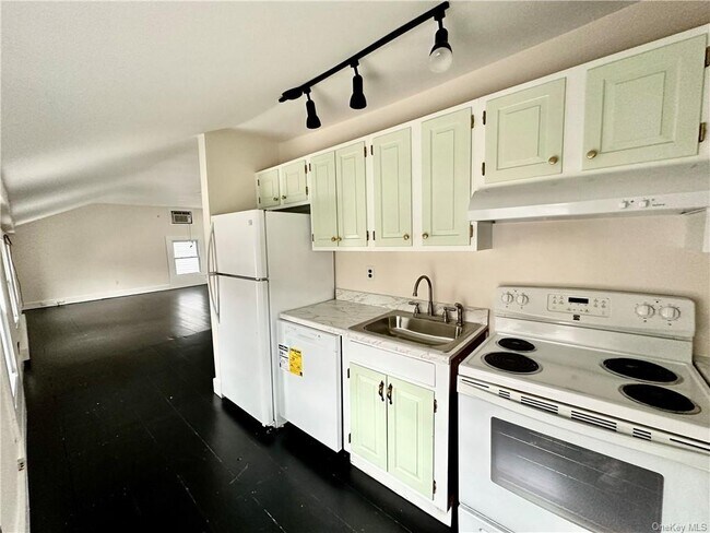 Building Photo - 143 Main St