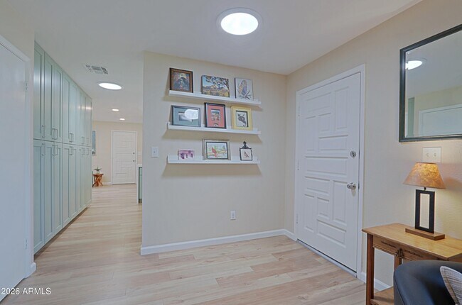 Building Photo - 703 E Auburn Dr