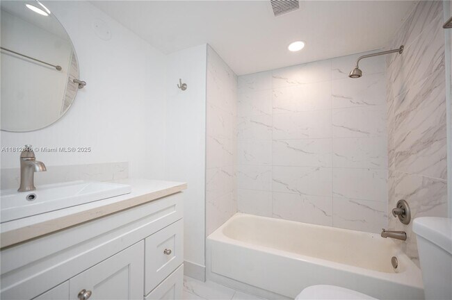Building Photo - 9210 Fontainebleau Blvd