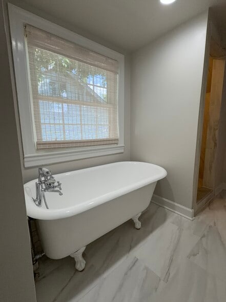 Primary Bathtub - 2602 W Linden Ave