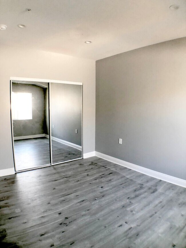 Building Photo - 410 Sloat St