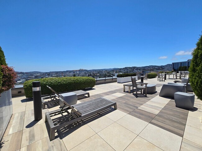 Building Photo - Luxury Urband Living - Top Level Linea Condo with 2 Bed / 2 Bath