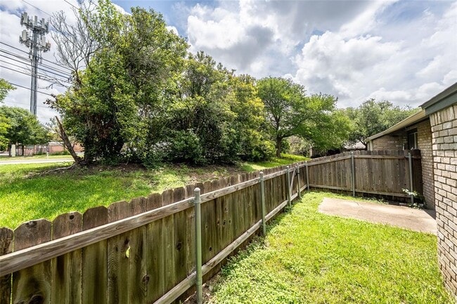 Building Photo - 1015 E Yager Ln