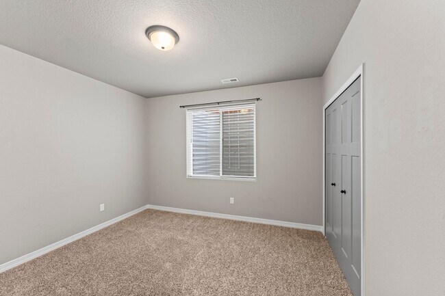 Building Photo - Beautifully Updated 4-Bedroom Home with Op...