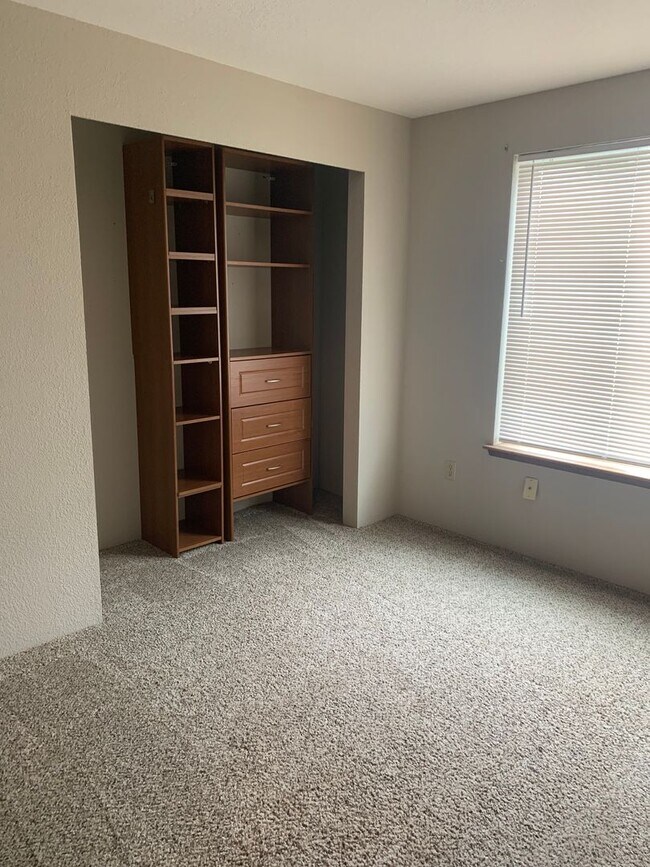 Building Photo - Spacious rambler