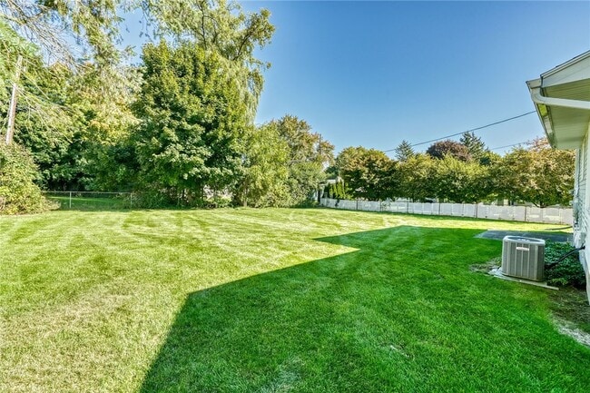 Building Photo - 241 Willowcrest Dr