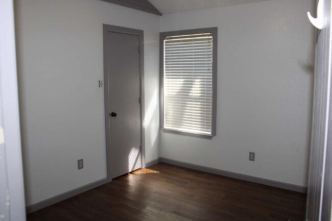 Building Photo - 915 W Lovers Ln