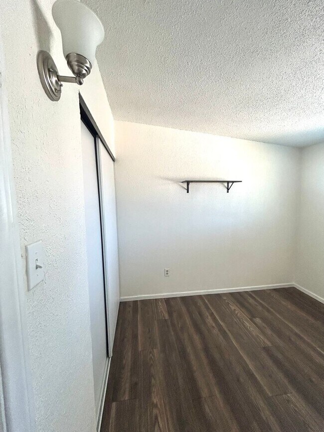 Building Photo - Charming 3 bedroom 1 Bathroom Apartment