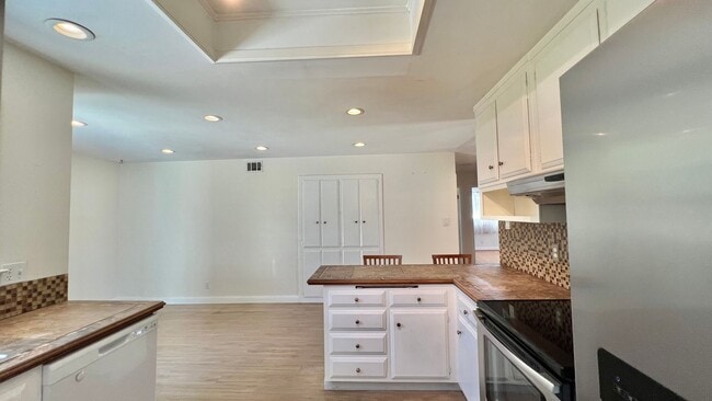 Building Photo - Gorgeous house - Huge Backyard with Bonus ...
