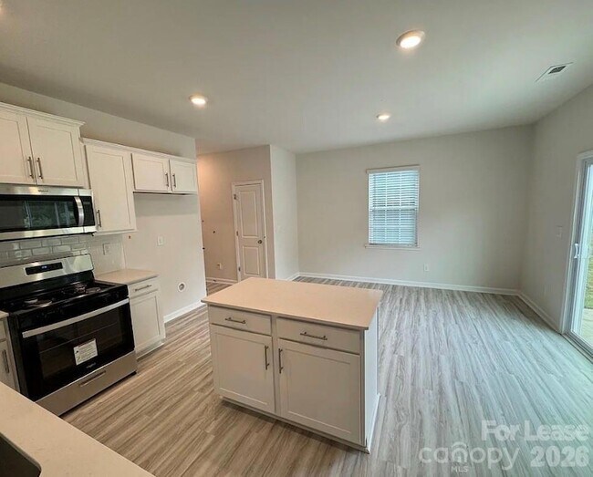 Building Photo - 1830 Vanderlyn St