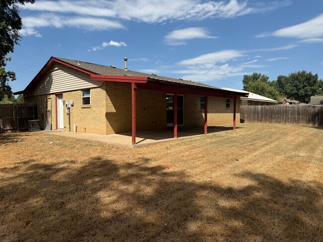 Building Photo - 17 Oak Hollow Rd