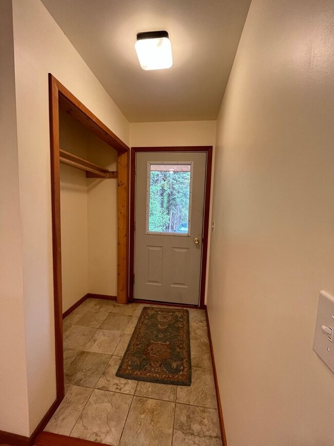 Building Photo - Cute, dog friendly cabin in Goldstream