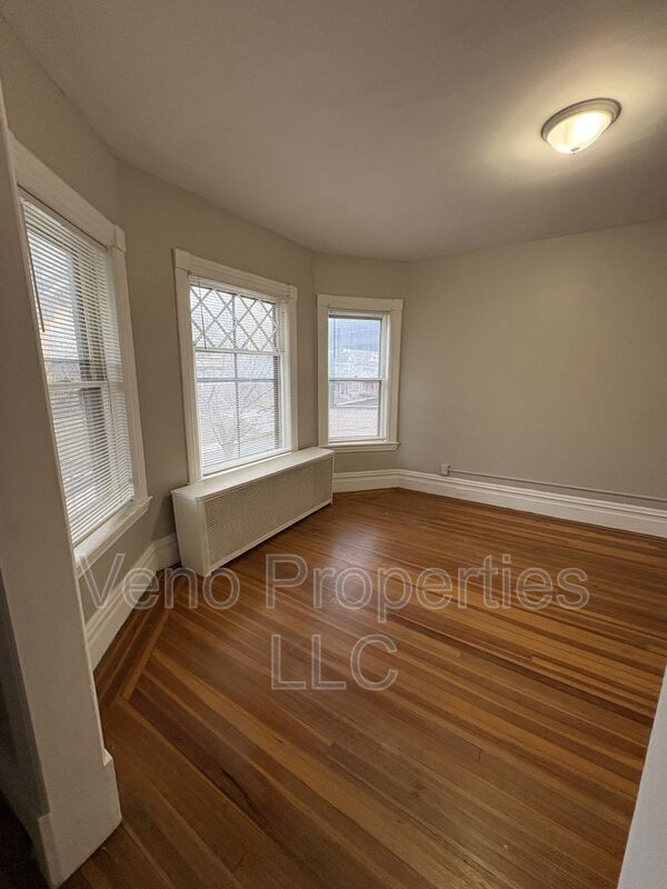 Building Photo - 1075 Park Ave