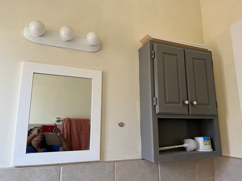 Bathroom - 6714 S Justine St