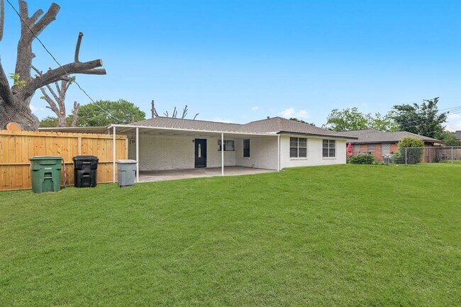 Building Photo - 5429 De Lange Ln