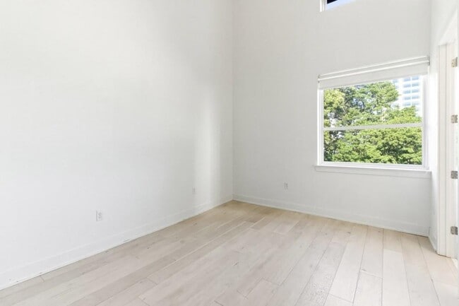 Building Photo - 775 Juniper St NE