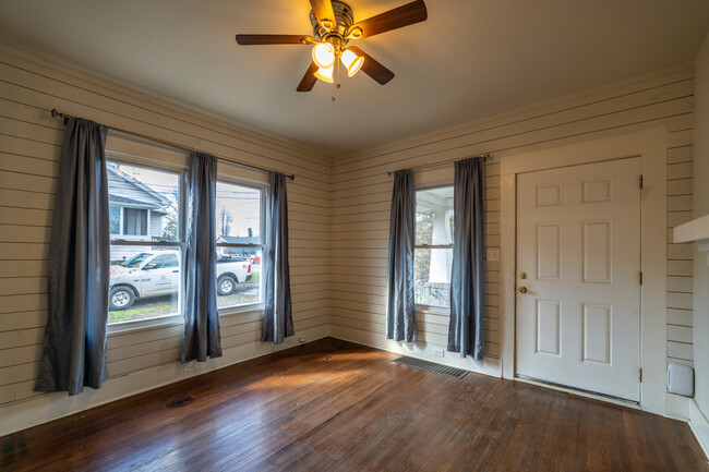 Building Photo - 708 E Woodland Ave