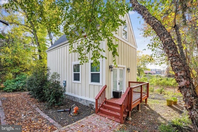 Building Photo - 2810 S Arlington Ridge Rd