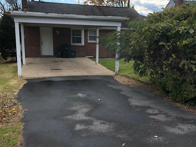 Building Photo - 525 Hilton Dr