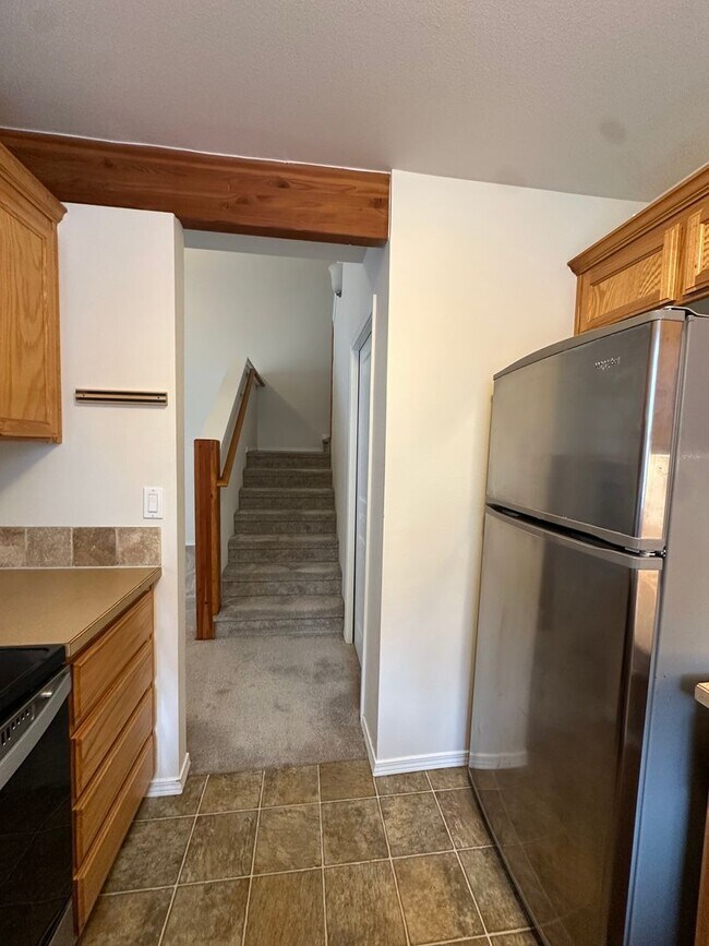 Building Photo - 25 SW Roosevelt Ave