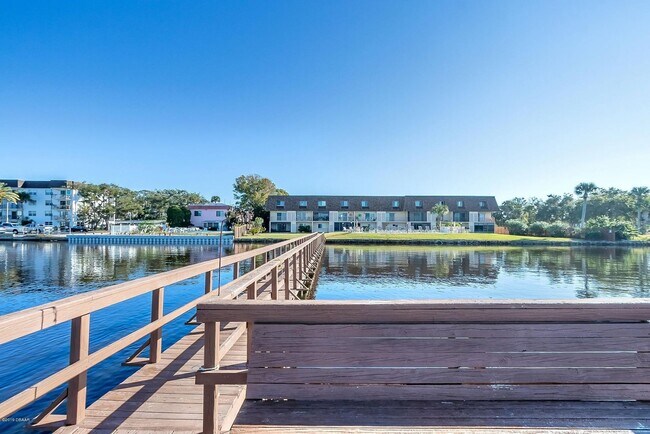 Building Photo - 2 bedroom 2 bath Direct river front.