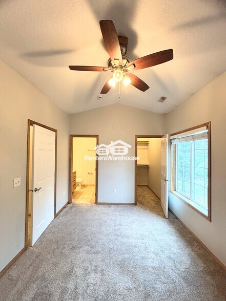 Building Photo - 2000 Meadow Ct