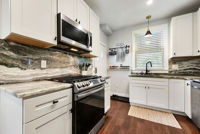 Building Photo - 5470 Hillcrest St