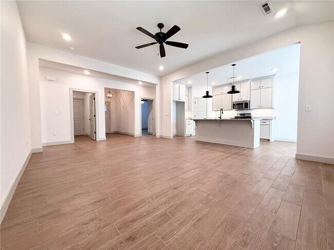 Building Photo - 1049 Parker Ln