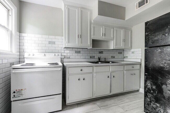 Building Photo - 3009 Napoleon St